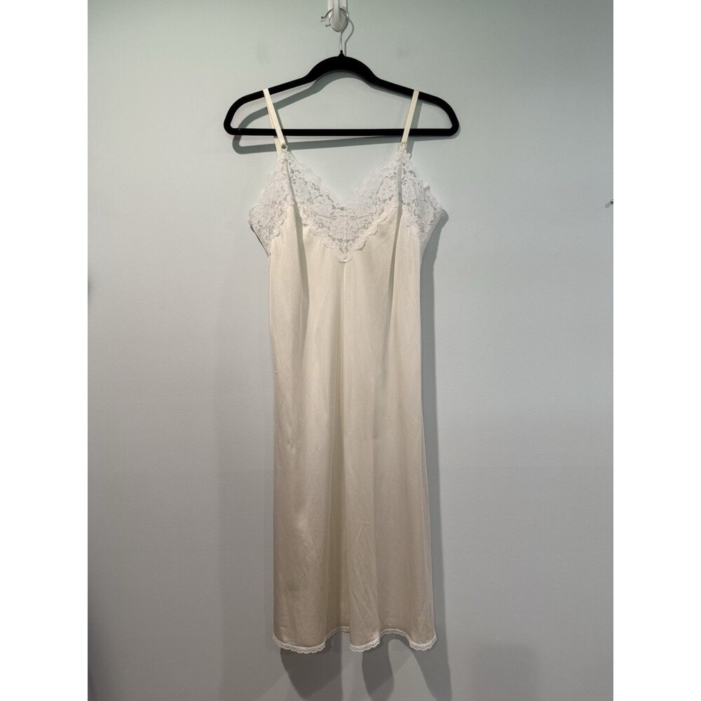 Vintage Slip Lingerie Medium Lace ILGWU Coquette Vacation Twee Retro Romantic